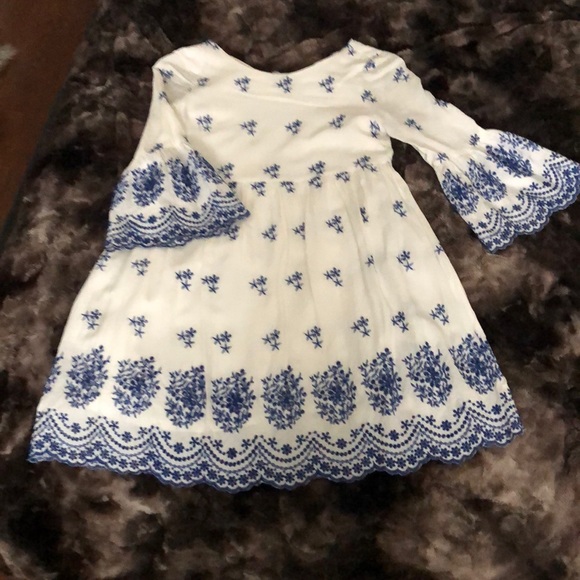 Lovely white bellsleeved dress with blue detailing - Picture 7 of 7